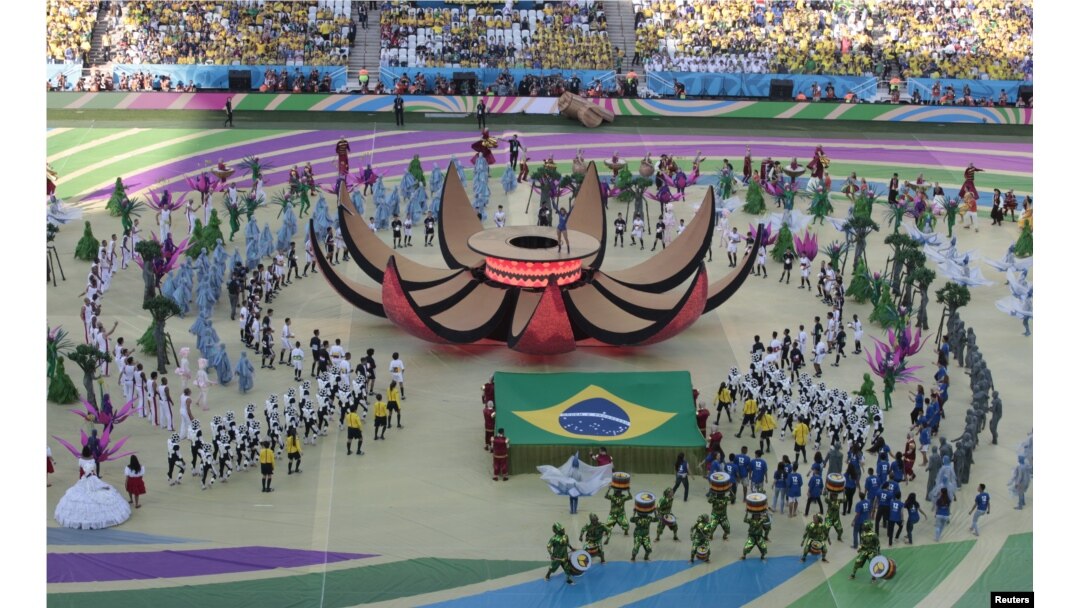 Penyanyi Brazil Claudia Leitte tampil di panggung dalam upacara pembukaan Piala Dunia 2014 di arena Corinthians, Sao Paulo , 12 Juni 2014 (REUTERS/Paulo Whitaker)