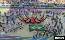 Penyanyi Brazil Claudia Leitte tampil di panggung dalam upacara pembukaan Piala Dunia 2014 di arena Corinthians, Sao Paulo , 12 Juni 2014 (REUTERS/Paulo Whitaker)