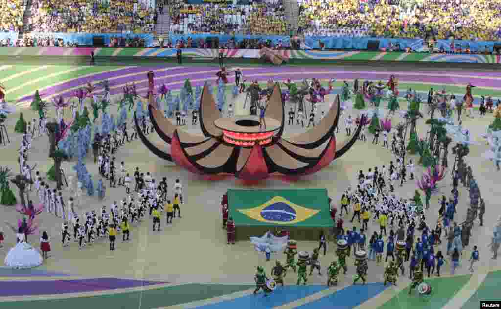 Penyanyi Brazil Claudia Leitte tampil di panggung berbentuk bunga merekah dalam upacara pembukaan Piala Dunia 2014 &nbsp;di arena Corinthians, Sao Paulo (12/6). (Reuters/Paulo Whitaker)