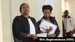 Madame Violette Uwamahoro et son avocat Antoinette Mukamusoni dans un tribunal à Kigali, Rwanda, 23 mars 2017. (VOA/Eric Bagiruwubusa)