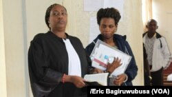 Madame Violette Uwamahoro et son avocat Antoinette Mukamusoni dans un tribunal à Kigali, Rwanda, 23 mars 2017. (VOA/Eric Bagiruwubusa)