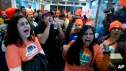 Demonstran menggelar protes di kantor Senator Dean Heller, untuk mendukung program perlindungan imigran muda atau dikenal dengan Deferred Action for Childhood Arrivals and Temporary Protected Status (DACA), di Capitol Hill, 16 Januari 2018, di Washington.