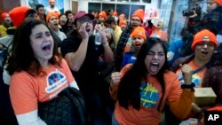 Los manifestantes protestan en la oficina del senador Dean Heller, republicano por Nevada, en apoyo al programa de Acción Diferida para los Llegados en la Infancia (DACA) y el Estatus de Protección Temporal (TPS) el 16 de enero de 2018, en Washington.