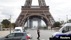 Cientos de personas fueron evacuadas en la Torre de Eiffel el miércoles 23 de septiembre de 2020, tras una amenaza de bomba en el icónico sitio de París.