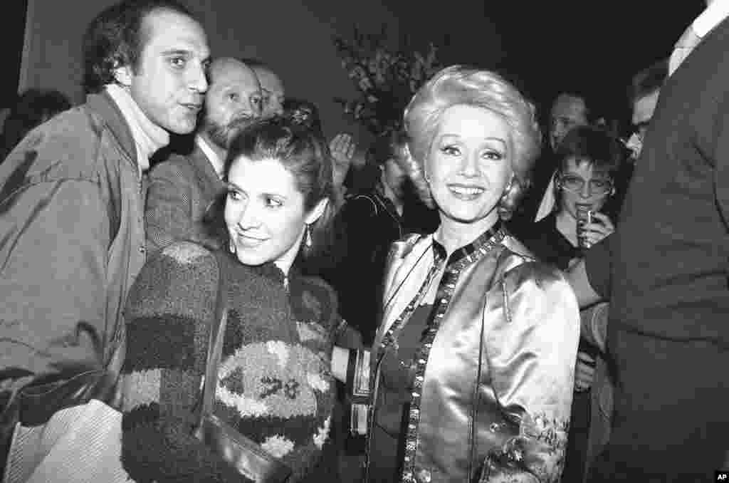 អ្នកស្រី​ Debbie Reynolds និង​កូនស្រី​ Carrie Fisher ញញឹម​ទៅ​កាន់​ហ្វូង​សប្បុរសជន​នៅ​ក្នុង​ពិធី​ជប់​លៀង​មួយ​ក្នុង​ទីក្រុង​ញូវយ៉ក​កាល​ពី​ថ្ងៃទី​១៧ កុម្ភៈ ឆ្នាំ១៩៨៣។ នេះ​ជា​ការ​ត្រលប់​មក​​កាន់ Broadway វិញ​របស់​អ្នកស្រី Reynolds។ អ្នកស្រី​បានឈាន​ជើ​ង​ចូល​ទៅ​ក្នុង​ភាព​យន្ត​បែប​កំប្លែង​​មាន​ចំណង​ជើង​ថា &laquo;Woman of the Year&raquo; ដែល​រឿង​នេះ​ធ្លាប់​ត្រូវ​បាន​សម្តែង​ដោយ​អ្នកស្រី​ Lauren Bacall និង​អ្នកស្រី​ Raquel Welch។