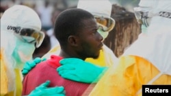 Personal médico atiende a un paciente infectado con el virus del ébola en Monrovia.