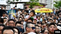 2019年7月14日香港家长带着年幼的子女参加沙田反送中大游行。（美国之音汤惠芸拍摄）
