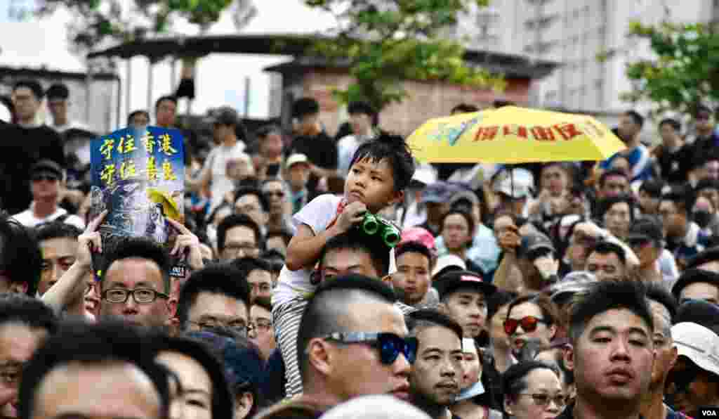 有家長帶同年幼子女參與沙田反送中大遊行。(美國之音湯惠芸拍攝)