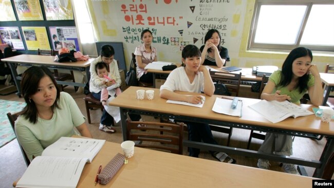 Các cô dâu Việt tham dự một lớp học tiếng Hàn ở Seoul.