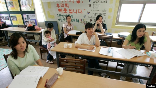 Cô dâu Việt Nam trong một lớp học tiếng Hàn ở Hàn Quốc.