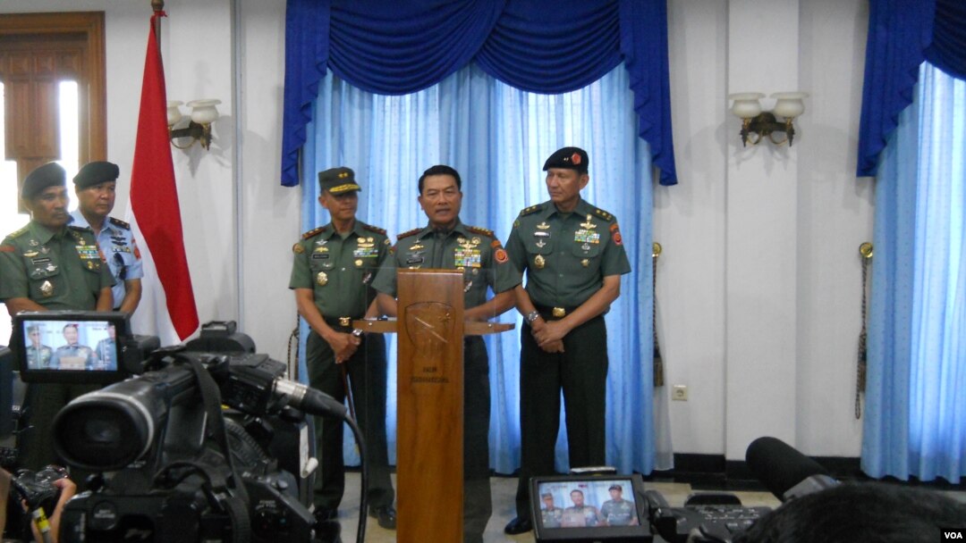 Panglima TNI Jenderal Moeldoko di Pangkalan TNI AU Halim Perdana Kusumah, Jakarta, Minggu (8/6). (VOA/Andylala Waluyo)