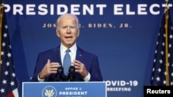 El proyectado presidente electo de Estados Unidos, Joe Biden, habla a los reporteros sobre los esfuerzos para confrontrar la pandemia de COVID-19 el 9 de noviembre de 2020.