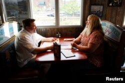 Carolyn Dawson, pasien bedah bariatrik berbincang dengan suaminya Kelly, di sebuah restoran di Westminster, Colorado, tiga hari sebelum menjalani pembedahan, 27 Agustus 2010.