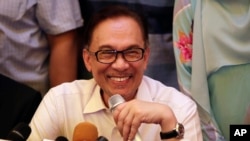 Ikon reformis Malaysia, Anwar Ibrahim tersenyum saat berlangsungnya konferensi pers di kediamannya di Kuala Lumpur, Malaysia, 16 Mei 2018.