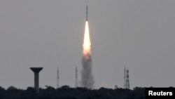 Hỏa tiễn phóng vệ tinh Polar của Ấn Độ được phóng đi từ cảng Sriharikota ở miền đông mang theo vệ tinh quan sát trái đất của Pháp nặng 714 kg cùng với 4 vệ tinh nhỏ hơn, ngảy 30/6/2014.