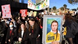 Para siswa sekolah memegang plakat saat mereka berunjuk rasa dalam aksi "School Strike 4 Climate" di Melbourne, Australia, 21 Mei 2021. (Foto: William WEST / AFP)