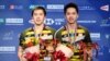 Marcus Fernando Gideon (kiri) dan Kevin Sanjaya Sukamuljo (kanan) merayakan kemenangan atas pasangan ganda Jepang, Keigo Sonoda dan Takeshi Kamura, dalam final ganda putra Hong Kong Terbuka, 18 November 2018.