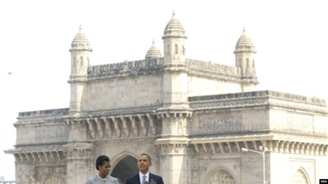 Presiden Barack Obama didampingi ibu negara Michelle Obama memberikan pidato di depan hotel Taj Mahal Palace di Mumbai, India yang pernah menjadi sasaran serangan teroris dua tahun lalu.