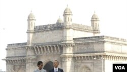 Presiden Barack Obama didampingi ibu negara Michelle Obama memberikan pidato di depan hotel Taj Mahal Palace di Mumbai, India yang pernah menjadi sasaran serangan teroris dua tahun lalu.