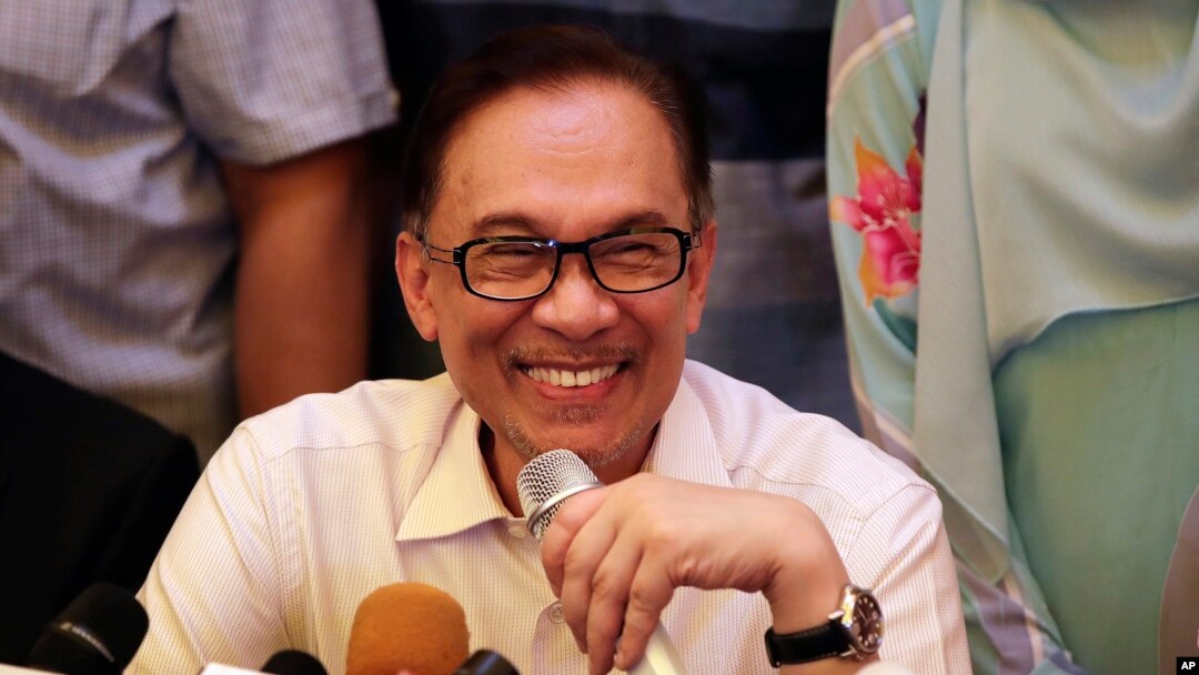 Ikon reformis Malaysia, Anwar Ibrahim tersenyum saat berlangsungnya konferensi pers di kediamannya di Kuala Lumpur, Malaysia, 16 Mei 2018.
