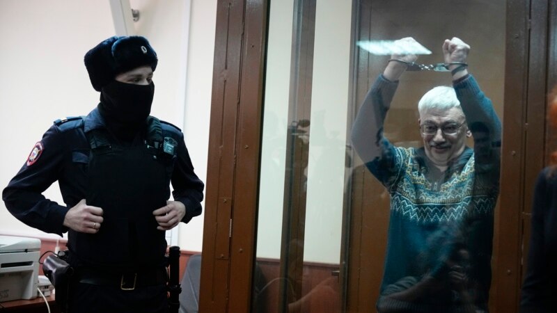 ვეტერან რუს უფლებადამცველს მოსკოვის სასამართლომ პატიმრობა მიუსაჯა