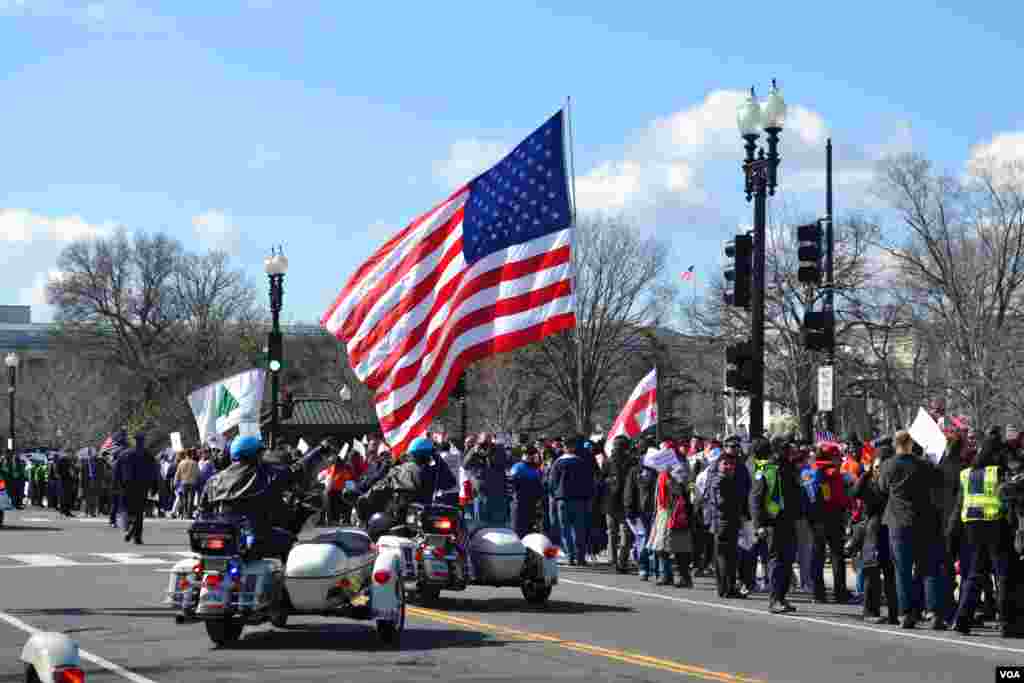 La polic&iacute;a de Washington tuvo que poner el orden durante la protesta el martes frente a la Corte Suprema.