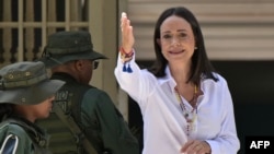 ARCHIVO - La líder opositora venezolana, María Corina Machado, hace un gesto antes de emitir su voto durante las elecciones presidenciales, en Caracas, el 28 de julio de 2024.