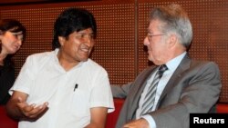 El presidente de Bolivia, Evo Morales hablando con un intérprete del presidente austríaco, Heinz Fischer, durante la conferencia de prensa en Viena, donde ocurrió el incidente que involucró a España.