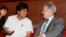 El presidente de Bolivia, Evo Morales hablando con un intérprete del presidente austríaco, Heinz Fischer, durante la conferencia de prensa en Viena, donde ocurrió el incidente que involucró a España.