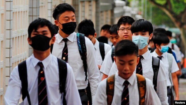 10月8日上午香港一些学校有学生坚持戴口罩上学