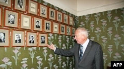 Chủ tịch Ủy ban Nobel Na Uy Thorbjoern Jagland đứng cạnh tấm hình của ông Lưu Hiểu Ba