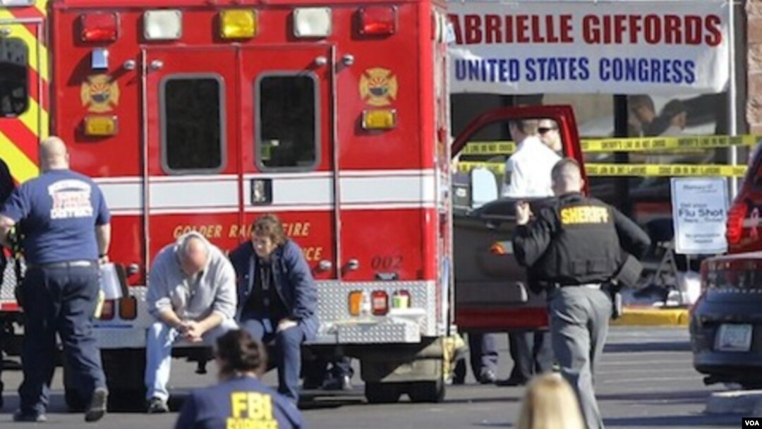 Para petugas medis berada di lokasi penembakan anggota Kongres Gabrielle Giffords, di kota Tucson, Arizona, Sabtu 8 Januari 2011.