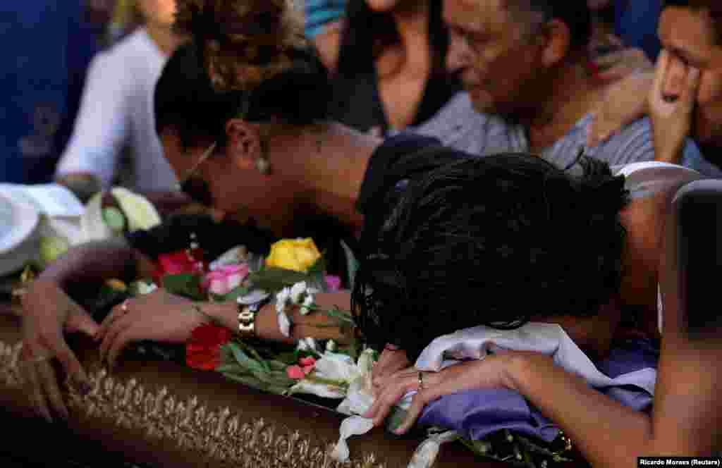 Familiares e amigos choram a morte de Marielle Franco em seu caixão. Franco e o seu motorista Anderson foram assassinados a 14 de Março