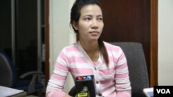 Mon Srey, an alleged mistress of CNRP's Kem Sokha, in an exclusive interview with VOA Khmer, Phnom Penh, Cambodia. (Photo: Hean Socheata/VOA Khmer) 