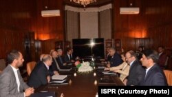 افغانستان سیکیورٹی وفد پاکستان کے آرمی چیف جنرل باجوہ سے ملاقات کر رہا ہے۔ 