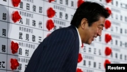 7月21日日本首相安倍離開東京一個競選中心。