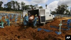 ARHIVA - Sahrana žrtava koronavirusa u Brazilu (Foto: AP/Edmar Barros)