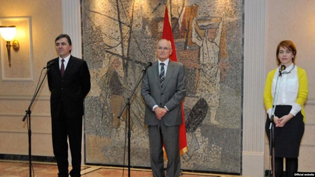 Ministar finansija Crne Gore Radoje Žugić i nemački ambasador Pius Fišer na konferenciji za novinare u Podgorici, 27. novembra 2013.