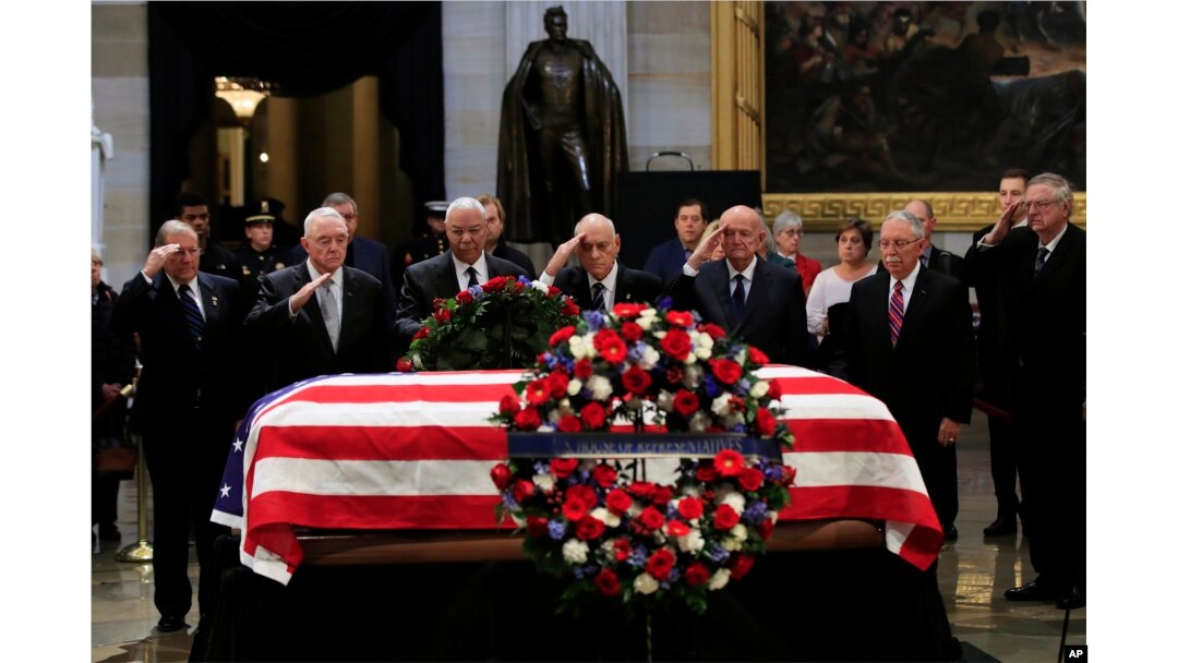El exsecretario de Estado Colin Powell (tercero desde la izquierda) acompañado de excomandantes de la Operación Tormenta del Desierto, presentan sus respetos al expresidente George H.W, Bush, cuyo cuerpo yace en capilla ardiente en el Capitolio. Washington, diciembre 4 de 2018.