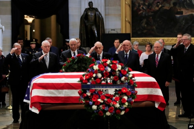 El exsecretario de Estado Colin Powell (tercero desde la izquierda) acompañado de excomandantes de la Operación Tormenta del Desierto, presentan sus respetos al expresidente George H.W, Bush, cuyo cuerpo yace en capilla ardiente en el Capitolio. Washington, diciembre 4 de 2018.