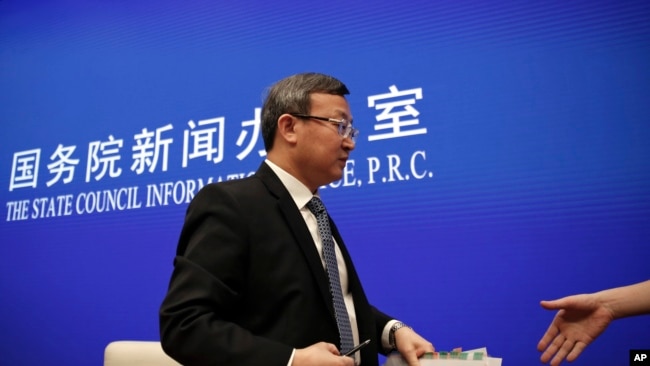 中国商务部副部长王受文在介绍《关于中美经贸磋商的中方立场》白皮书的记者会之后离开会场(2019年6月2日)