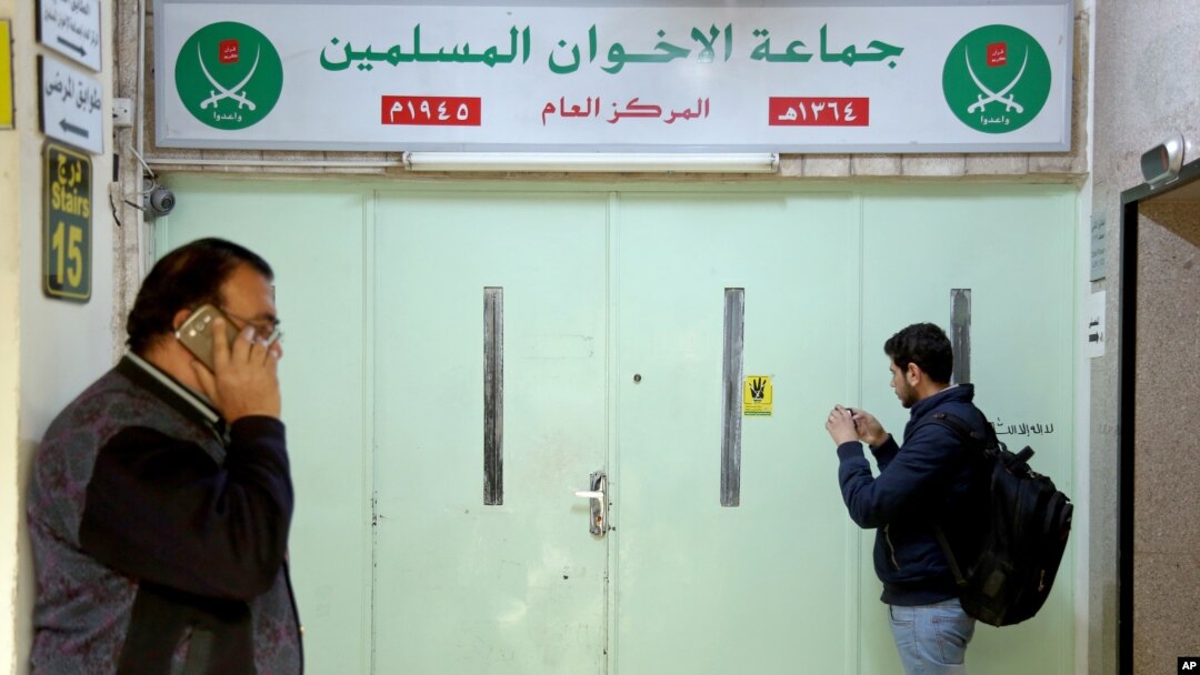Pintu masuk kantor pusat kelompok Ikhwanul Muslimin di Amman, Yordania setelah disegel oleh pihak berwajib, Rabu (13/4).