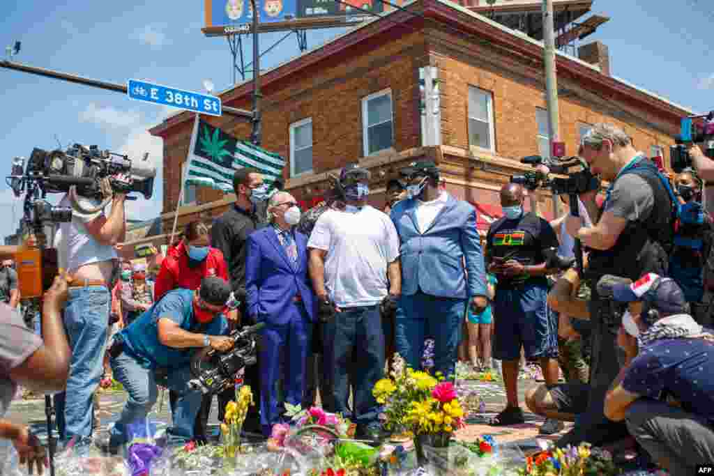 Terrence Floyd (C), el hermano de George Floyd, un hombre negro desarmado que muri&#243; mientras era arrestado y presionado en el cuello por la rodilla de un oficial de polic&#237;a de Minneapolis, habla junto a los seguidores en el sitio donde muri&#243; George Floyd.