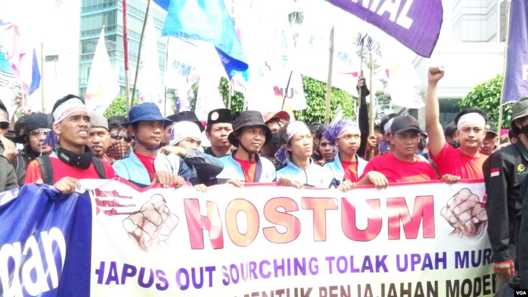 Sejumlah buruh berdemonstrasi menuntut kenaikan upah dan penghapusan alih daya. (Photo: VOA/Fathiyah Wardah)