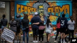 Residentes de Minneapolis se reunen cerca del lugar en que murió George Floyd para honrar su memoria, el pasado 31 de mayo de 2020.