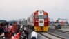 在肯尼亚总统肯雅塔注视下，中国援建的新铁路线的首发货运列车从蒙巴萨港口集装箱站出发，驶向内罗毕。（2017年5月30日）