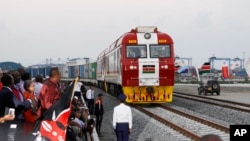 Presiden Kenya Uhuru Kenyatta meresmikan layanan kereta api antara Mombasa ke Nairobi, Rabu (31/5). 