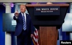 U.S. President Donald Trump discussing the drug hydroxychloroquine to treat COVID-19 during the daily press conference with the coronavirus emergency team at the White House in Washington, D.C., April 5, 2020. REUTERS/Joshua Roberts