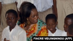 Rekiath Madougou dans un orphelinat de Porto-Novo, Bénin, à 30 km à l'est de Cotonou, 16 février 2009. A l'époque, elle était ministre de la microfinance. (archives)