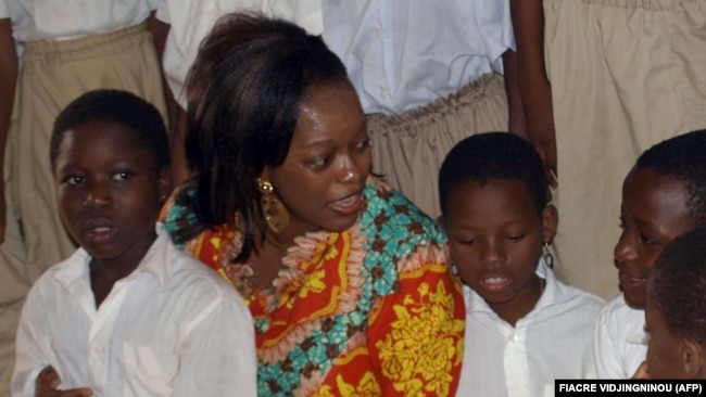 Rekiath Madougou dans un orphelinat de Porto-Novo, Bénin, à 30 km à l'est de Cotonou, 16 février 2009. A l'époque, elle était ministre de la microfinance. (archives)